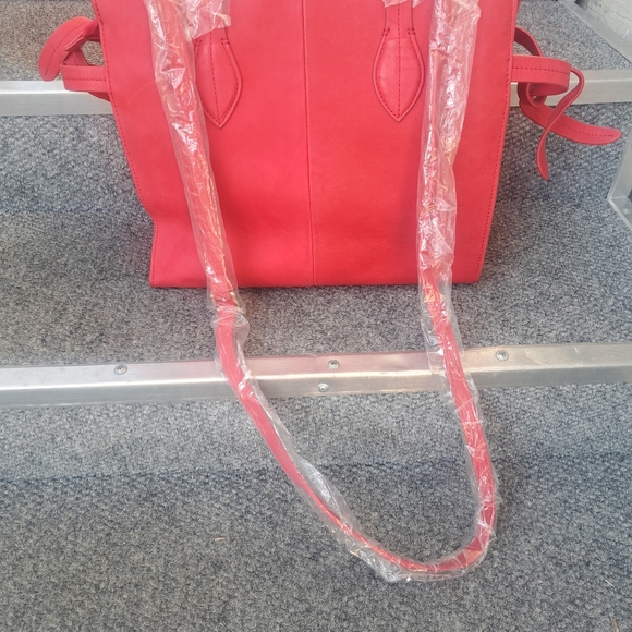 NWOT Cynthia Rowley 100% leather bag. - Picture 2 of 14